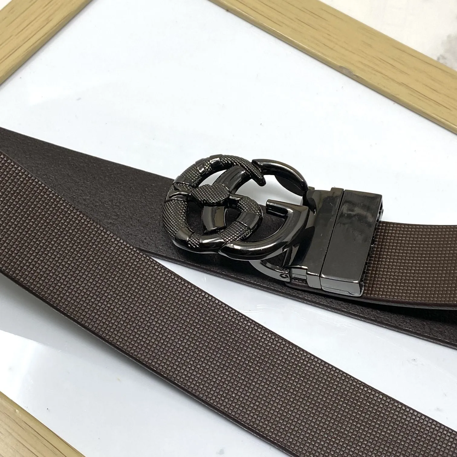 Classy Round Snake Design Leather Strap Belt-JoansParamount